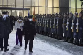 Церемония проводов президента Вьенама Нгуен Суан Фука и его супруги в международном аэропорту Внуково в Москве. (Фото: ВИА) 