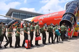 Рейс VietJet Air доставил офицеров общественной безопасности и сотрудников в Хошимин (Фото: ВИА) 