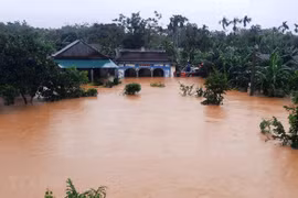 Дома, затопленные паводковыми водами, в Камло, центральной провинции Куангчи. (Фото: ВИА)
