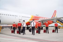 Члены экипажа Vietjet носят маски для предотвращения COVID-19 (фото: Vietjet) 
