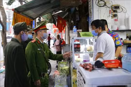 В закусочной в Ханое (Фото: ВИA)