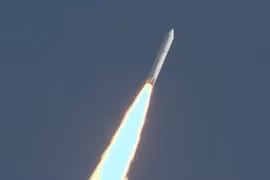 Пятая твердотопливная ракета Epsilon, несущая NanoDragon и 8 других малых спутников Японии, успешно вылетела в открытый космос. (Фото: ВИА)