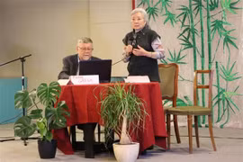 Чан То Нга (справа), француженка вьетнамского происхождения и жертва АО, выступает на мероприятии (Фото: ВИА)