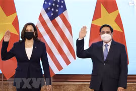 Премьер-министр Фам Минь Чинь принимает вице-президента США Камалу Харрис. (Фото: ВИA)