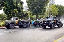 Медперсонал распыляет дезинфицирующее средство. (Фото: ВИА)