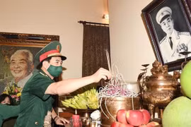 Генерал Фан Ван Жанг возлагает благовония генералу Во Нгуен Зиапу 23 августа (Фото: ВИА)
