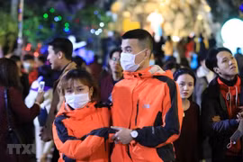Лишь немногие люди носят маски, выходя на улицу в канун Рождества (Фото: ВИА)