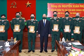  Президент страны Нгуен Суан Фук и офицеры 7-го военного округа (Фото: ВИА) 