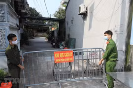 Улица в уезде Донг-ань в Ханое заблокирована из-за COVID-19. (Фото: ВИА)