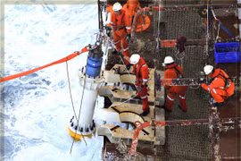  Нефтяники и газовики работают на морском сооружении (фото из архива)