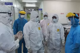 Врачи обсуждают лечение пациента с COVID-19 (Фото: ВИA)