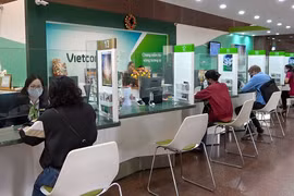 Обслуживание клиента в Vietcombank (Фото: ВИА)