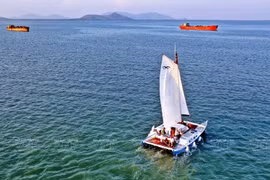 Лодки доставляют туристов на осмотр морского пейзажа Вунгтау. (Фото: ВИА)