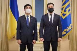 Посол Вьетнама в Украине Нгуен Хонг Тхать (слева) вручил верительные грамоты президенту Украины В.Зеленскому. (Фото опубликовано ВИА)