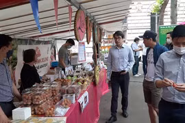 Фестиваль вьетнамской кухни проходит под открытым небом на La Place Monge во французском Париже 19 июня. (Фото: ВИА)