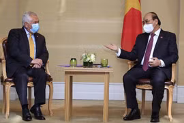 Президент Нгуен Суан Фук принял министра здравоохранения Чили Оскара Энрике Париса. (Фото: Тхонг Нят/ВИА)