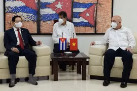 Фан Динь Чак (слева), член Политбюро, секретарь ЦК партии и председатель Отдела ЦК партии по внутриполитическим делам, проводит рабочее совещание с Роберто Моралес Охеда, членом Политбюро и секретарем по организационной и кадровой политике Коммунистическо