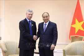 Президент Нгуен Суан Фук и председатель Общества Российско-Вьетнамской дружбы Борис Буянов. (Фото: Тхонг Нят/ВИА)