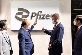 Президент страны Нгуен Суан Фук и вице-президент компании Pfizer Джонатан Селиб. (Фото: ВИА)