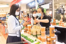 Представлена сельскохозяйственная продукция, продукция OОOП в торговом центре AEON Long Bien. (Фото: nhandan.vn)