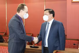 Секретарь Ханойского партийного комитета Динь Тиен Зунг принял посла РФ во Вьетнаме Г.Бездетко. (Источник: hanoimoi.com.vn)