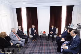 Премьер-министр Фам Минь Тьинь принимает национального секретаря Коммунистической партии Франции Фабьена Русселя (Фото: ВИA) 