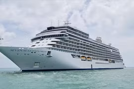 Seven Seas Explorer бросил якорь в порту Нячанга (Фото: ВИА) 