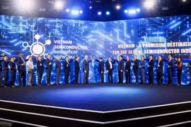 Делегаты запускают Вьетнамскую сеть полупроводников. (Фото: ВИA)