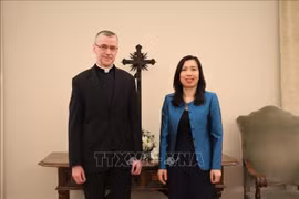 Глава делегации Ле Тхи Тху Ханг и глава делегации Ватикана, вице-министр иностранных дел Святого Престола Мирослав Вачовски. (Фото: Тхань Хай, Чыонг Зюй, корреспондент ВИА в Италии)