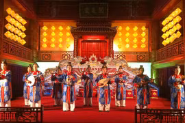Представление Хюэской придворной музыки няняк. (Фото: baovanhoa.vn)