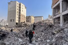 Члены группы ВНА обыскивают место в Антакье, столице турецкой провинции Хатай, 19 февраля. (Фото: ВИА)