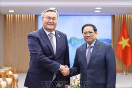 Премьер-министр Фам Минь Тьинь принял заместителя премьер-министра, министра иностранных дел Казахстана Мухтара Тилеуберди, находящегося с официальным визитом во Вьетнаме с 17 по 18 августа 2022 года. (Фото: ВИА) 