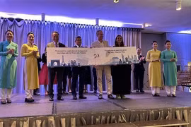 Vietnam Airlines празднует 20-летие прямых маршрутов Вьетнам-Франция (Фото: ВИA)