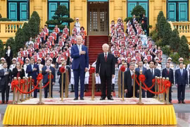 Генеральный секретарь партии Нгуен Фу Чонг и президент Джо Байден на церемонии приветствия (Фото: ВИA)