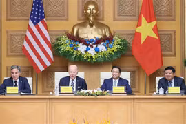 Премьер-министр Фам Минь Тьинь и президент США Джо Байден принимают участие во Вьетнамско-американском саммите по инвестициям и инновациям. (Фото: ВИА)