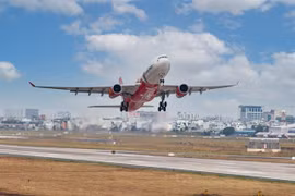 Самолет Vietjet вылетает из международного аэропорта Таншоннят. (Фото предоставлено Vietjet)