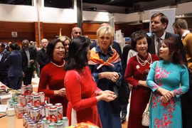 Еве Павловой (в центре), супруге президента Чехии Петра Павла, на мероприятии рассказывают о вьетнамских продуктах. (Фото: ВИA) 