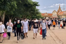 Выдача вьетнамских граждан, которые были обмануты и заманены в Камбоджу на работу под видом легкой высокооплачиваемой работы.(Фото: опубликовано ВИА)