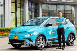 ​Форма водителя и цвет автомобиля стандартного электротакси - GreenCar. (Фото: ВИА)