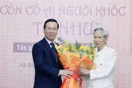 Президент Во Ван Тхыонг поздравил писателя Во Ба Кыонга. (Фото: ВИА)