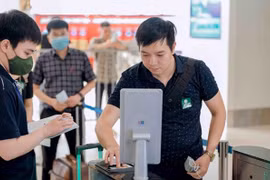 Регистрация пассажиров на рейсы, используя VNeID. (Фото: PV/Vietnam+)