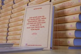 Книга генерального секретаря партии Нгуен Фу Чонга под названием «Решительно и настойчиво бороться с коррупцией и негативными явлениями, способствуя построению более чистой и сильной партии и государства». (Фото: ВИА)