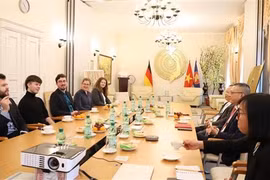На рабочем заседании (фото: ВИА)