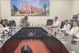 Посол Вьетнама в Кубе Ле Тхань Тунг провел рабочую встречу с руководителями провинции Сантьяго-де-Куба. (Фото: ВИА)