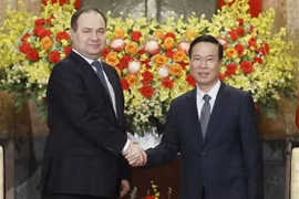 Президент Во Ван Тхыонг (справа) принимает премьер-министра Беларуси Романа Головченко в Ханое 8 декабря. (Фото: ВИA)