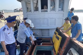 Оперативные силы Бариа-Вунгтау проверяют рыбацкое судно в районе Лонгзиен. (Фото: ВИА)