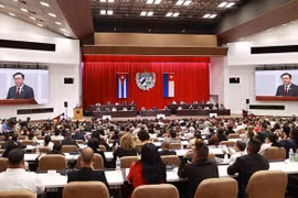 Председатель Национального собрания Выонг Динь Хюэ выступает с речью. (Фото ВИА)
