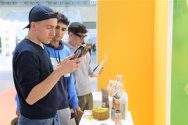 Покупатели осматривают вьетнамскую сельскохозяйственную продукцию на международной ярмарке Macfrut 2023. (Фото: корреспондент ВИА в Италии Зыонг Хоа, Чыонг Тху, Тхань Хай)