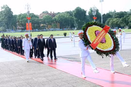 Руководители Партии и Государства отдают дань уважения президенту Хо Ши Мину в мавзолее в Ханое 27 июля. (Фото: ВИA)