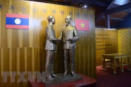 Статуя президента Хо Ши Мина и президента Лаосской Народно-Демократической Республики Кейсона Пхомвихана символизирует особые отношения между Вьетнамом и Лаосом. (Фото: ВИА)